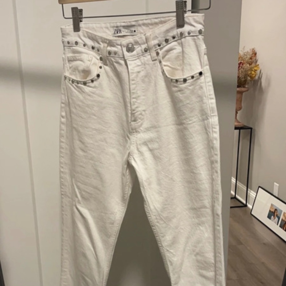 Skinny white jeans with details